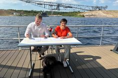 Georg Held, Schulleiter des OSZ Lausitz und Kathrin Winkler, Geschäftsführerin des Tourismusverband Lausitzer Seenland e.V. unterzeichnen die Kooperationsvereinbarung.