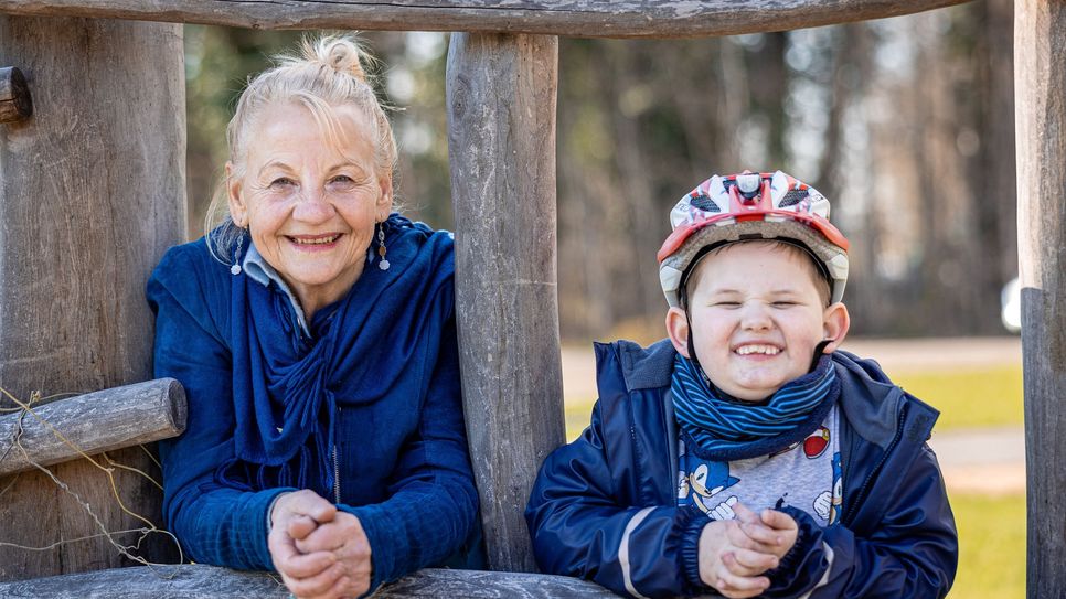 Birgit Kirchner, ehrenamtliche Familienbegleiterin im Kinderhospiz in Burg und Geschwisterkind Emil.