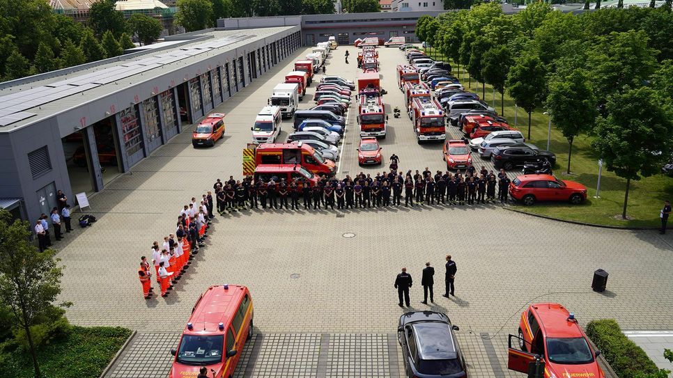 Großverband der Dresdner Feuerwehr vor dem Abmarsch ins Katastrophengebiet nach Rheinland-Pfalz / Foto: Feuerwehr Dresden