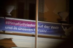 Friedensplakat in Pirna: "Stoppt den Krieg! #PirnafürFrieden auf der Welt und in unserem Herzen!"