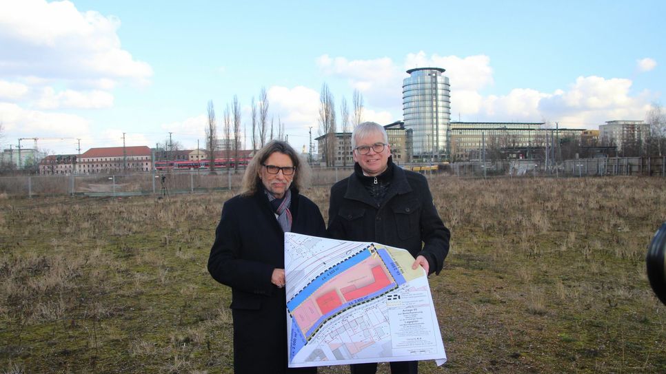 V.l.: Thomas Lorenz, designierter Schulleiter der 150. Oberschule und Bildungsbürgermeister Hartmut Vorjohann auf der Brache an der Freiberger Straße.         Foto: Schramm