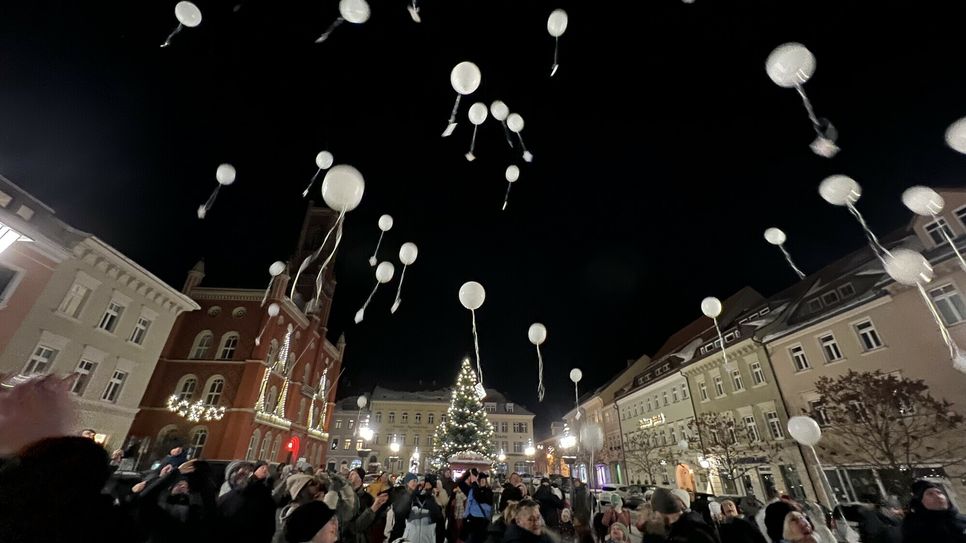 Auf dem Kamenzer Markt flogen im Dezember 2022 zahlreiche Ballons, mit guten Wünschen versehen, in den winterlichen Nachthimmel. Foto: privat