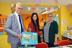 Dezernent Michael Koch mit Nancy Renz, Leiterin der Eltern-Kind-Gruppe und der Leiterin des Kindergartens, Daniela Stachetzki (r.).