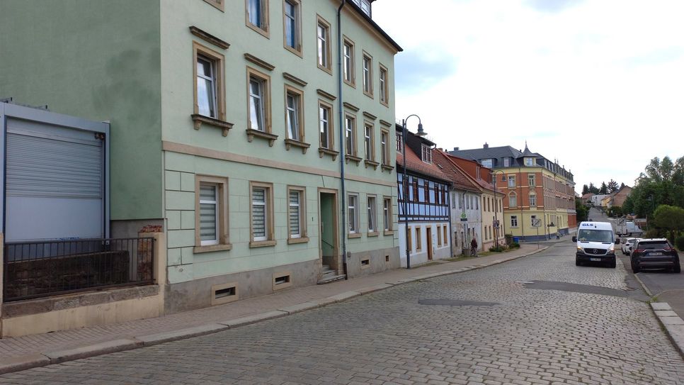 Auf der unteren Stolpener Straße in Radeberg beginnen ab Anfang Juni Bauarbeiten, die bis Mitte September geplant sind.  Foto: Matthias Stark