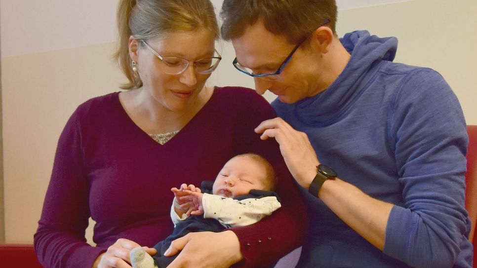 : Matteo ist das 1.000. Kind, das 2021 am Uniklinikum geboren wurde. Seine Eltern Nancy und Christian Schwalenberg freuen sich auf die Zeit zu Viert. Zu Hause bei der Oma wartet die große Schwester.  Foto: Uniklinikum Dresden