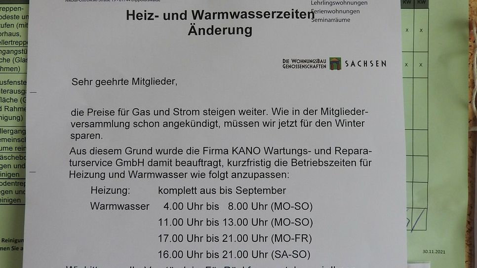 Aushang der Wohnungsgenossenschaft Dippoldiswalde zur Reduzierung der Heiz- und Warmwasserzeiten.