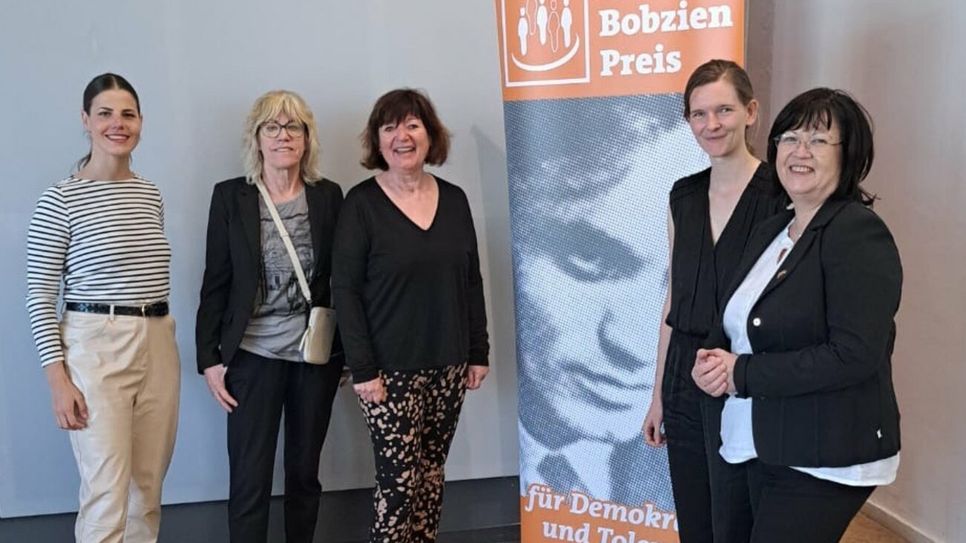 Diana Mitrach, Elke Franke, Regine Branzke, Pfarrerin Jette Förster und Bürgermeisterin Christine Herntier bei der Auszeichnungsveranstaltung in der Gedenkstätte Sachsenhausen.