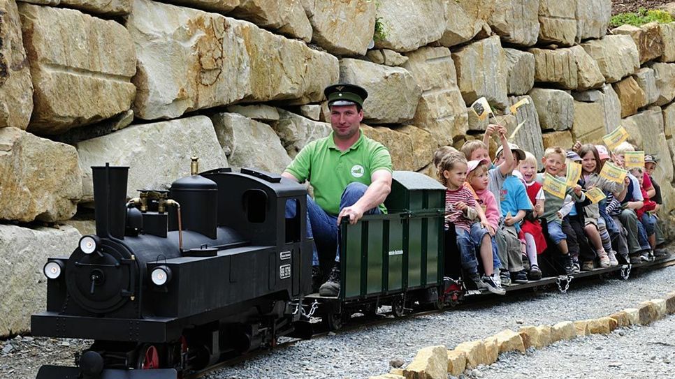 Kinder fahren mit der Bergbahn der Kleinen Sächsischen Schweiz. Foto: Tourismusverband Sächsische Schweiz