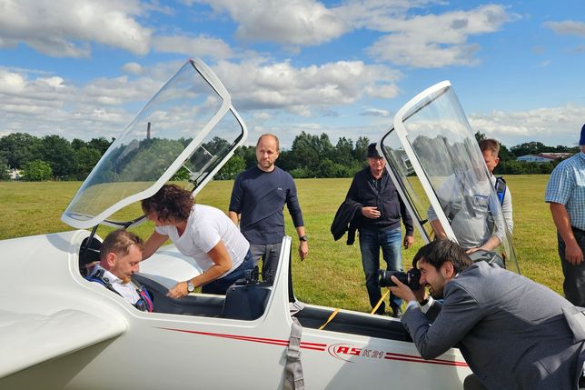 Ministerpräsident macht sich für einen Segelflug über Görlitz startklar.