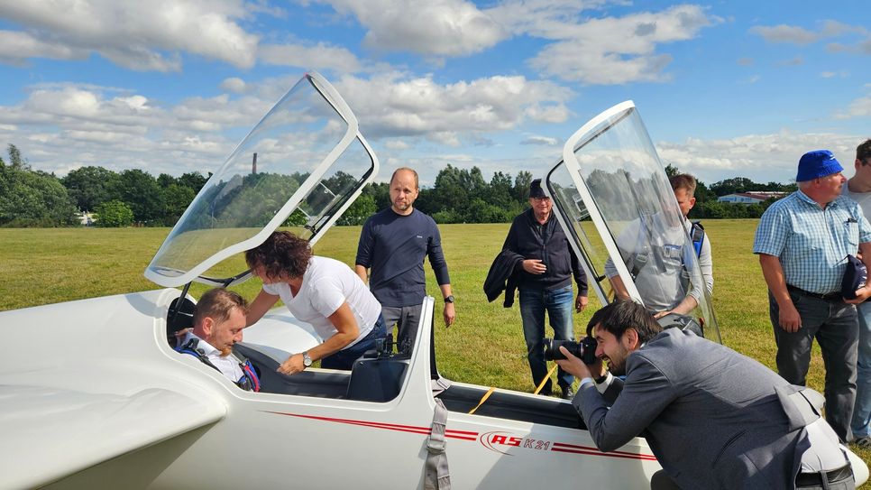 Ministerpräsident macht sich für einen Segelflug über Görlitz startklar.