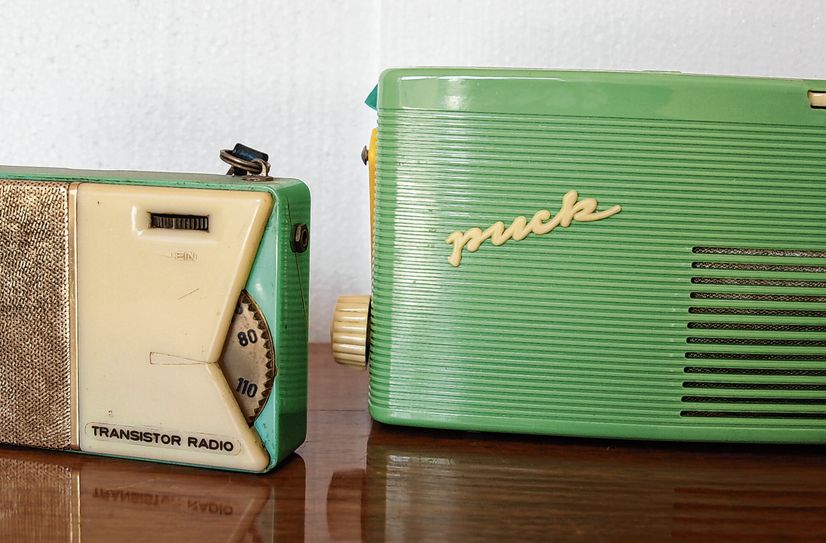 Erstes Transistor-Taschenradio Sternchen der DDR wurde 1959 auf der Leipziger Messe vorgestellt, neben dem  Batterieröhren-Kofferradio »Puck 1959«.