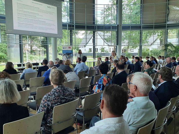 Während der Fachkräftekonferenz entwickelten sich interessante Diskussionen, Denkanstöße gab unter anderen Bürgermeister Simone Taubenek aus Forst (Lausitz).