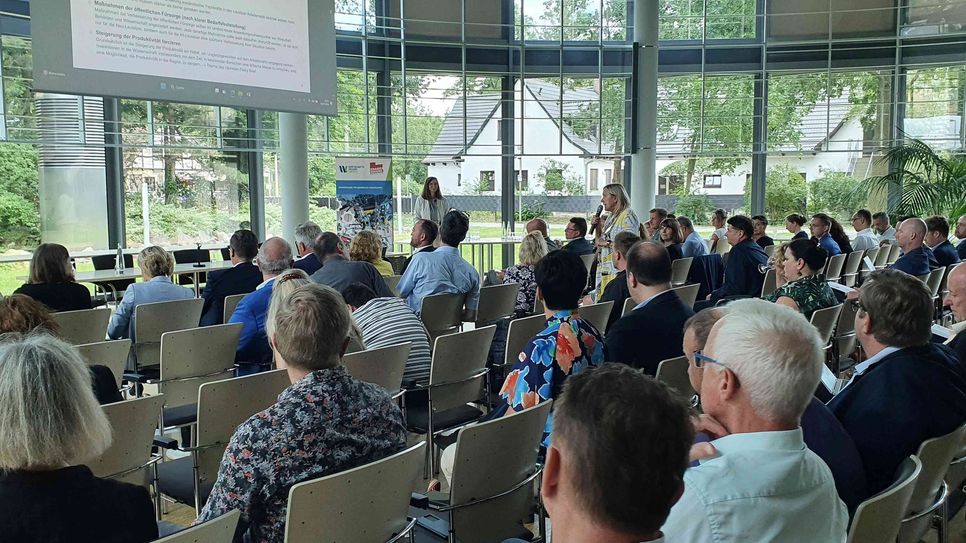 Während der Fachkräftekonferenz entwickelten sich interessante Diskussionen, Denkanstöße gab unter anderen Bürgermeister Simone Taubenek aus Forst (Lausitz).