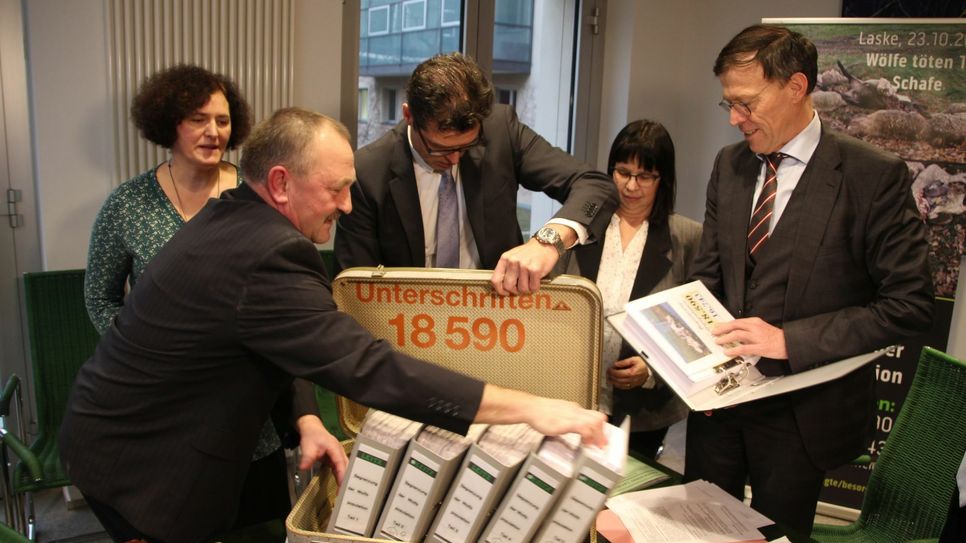 Übergabe der Petition im Sächsischen Landtag. Foto: Schramm