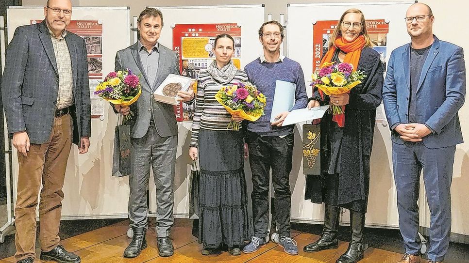 Oberbürgermeister Olaf Raschke, Preisträger Holger Metzig, Paula und Dr. Christian Knobloch, Carla Schmitz-Flöder und Baudezernent Albrecht Herrmann (v.l.).