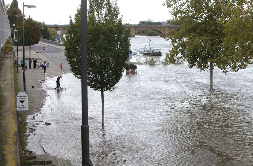 Der Elbparkplatz auf der Altstädter Seite von Pirna steht (Stand 16.9.) nahezu komplett unter Wasser.