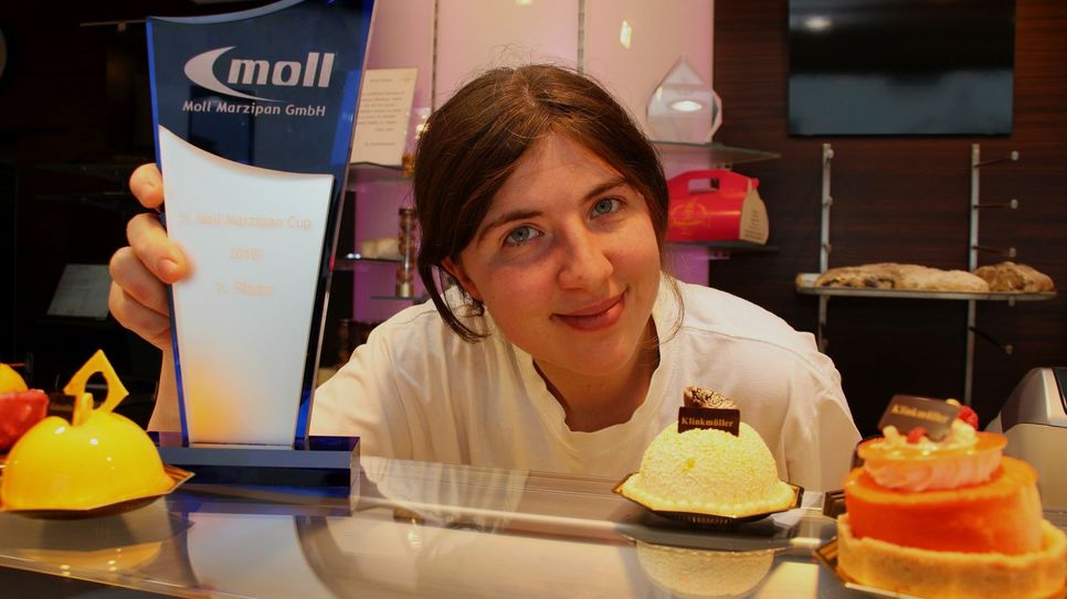 Nachwuchskonditorin Paula Carstensen überzeugte beim  5. Moll Marzipan Cup und erreichte den 1. Platz. Die 22-jährige, die in der Luckauer Konditorei René Klinkmüller ausgebildet wird, konnte gegenüber elf weiteren Kandidaten aus der gesamten Bundesrepublik überzeugen. Der Pokal soll vorerst in der Konditorei verbleiben - und die Arbeitszeit zusätzlich versüßen. Foto: sts