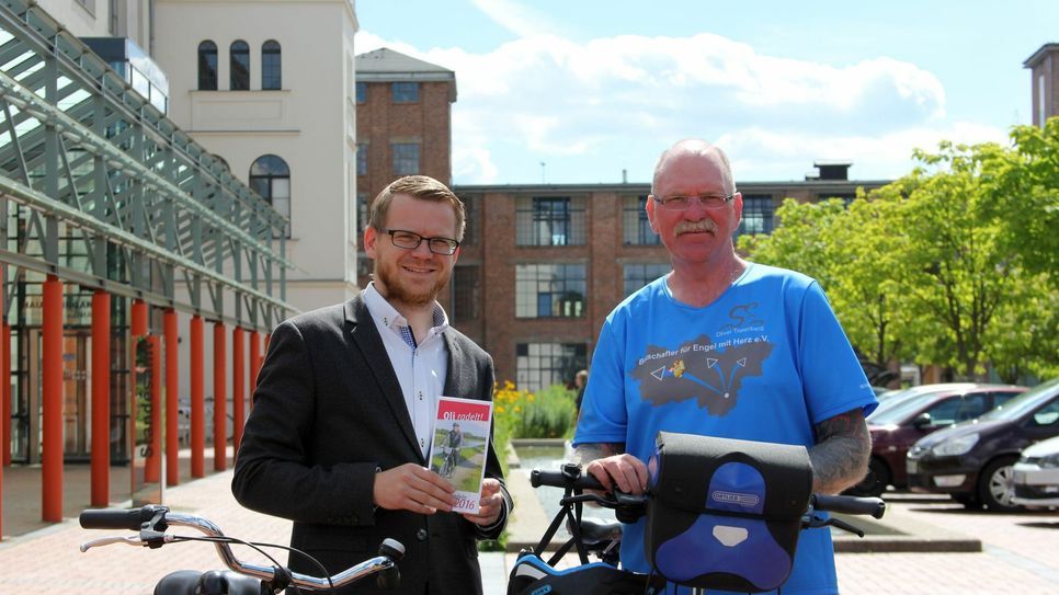 Angekommen in Guben: Eine seiner letzten Stationen auf seiner über 3.000 Kilometer langen Tour führte Oliver Trelenberg (rechts) an den Zielort Guben. Am Rathaus wurde er von Stefan Müller. dem Fachbereichsleiter für Schulen und Soziales, freundlich empfangen. „Oli“ lobte vor allem die hervorragenden Radwege rund um die Neißestadt. Foto: B. Schulz