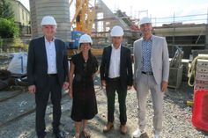 Staatsminister Thomas Schmidt, Landtagskandidatin Elaine Jentsch, Landtagsabgeordneter Aloysius Mikwauschk und Bürgermeister Tobias Liebschner auf der Baustelle des neuen Gemeindeamtes der Gemeinde Haselbachtal (v.l.n.r.).