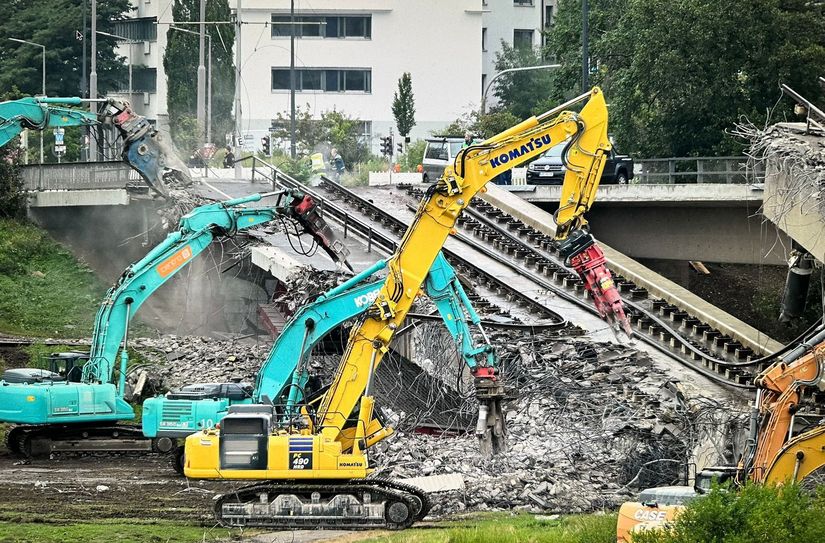 Schwere Technik hat über Stunden die herabgestürzten Teile der Carolabrücke abgetragen, um die schlimmsten Hindernisse für das nahende Hochwasser wegzuräumen.