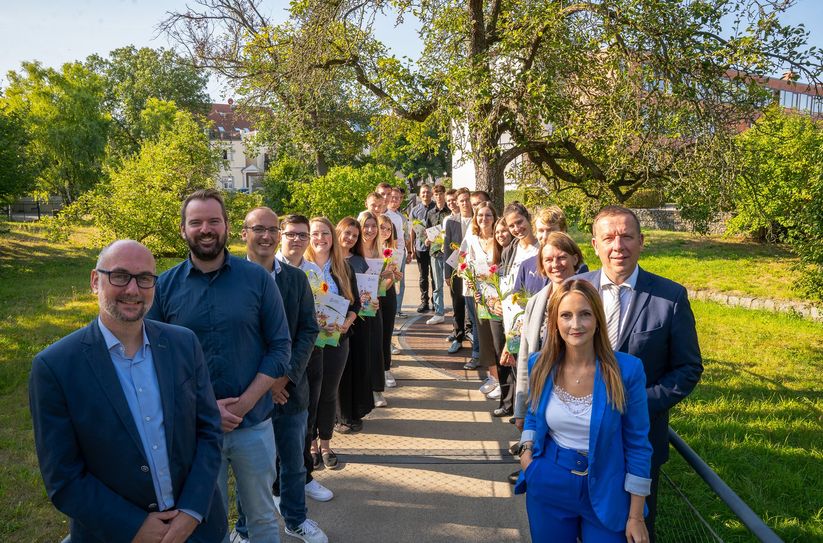 18 Auszubildende und Studierende zum Start ihres Werdegangs in der Kreisverwaltung. Mit auf dem Bild:  links:Sebastian Weiß, Leiter des Eigenbetriebes Rettungsdienst; Benjamin Lang, Leiter des Eigenbetriebes Kreisstraßenmeisterei; Mirko Bormann, Leiter Amt für Personal , Organisation und IT-Service; rechts: Steffi Pohlenz, Vorstandsmitglied des Personalrates; Landrat Christian Jaschinski und Mihaela Rahe,SB Ausbildungssteuerung.