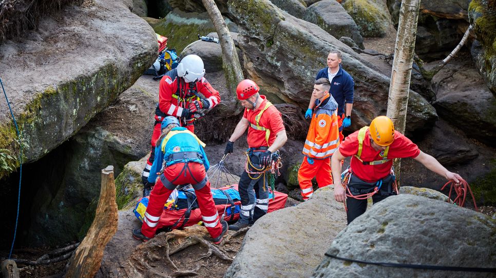 Rettungseinsatz der Berwacht Pirna im Felsengebiet »Labyrinth« bei Langenhennersdorf, die im April 2022 einen verunglückten Mann mit Unterstützung eines Helikopters bergen.