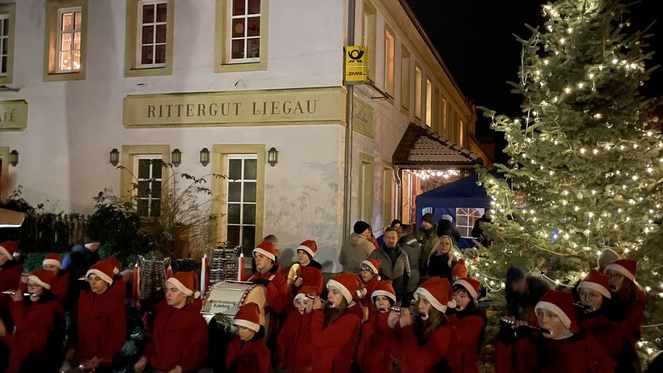 Im vergangenen Jahr besuchten wieder zahlreiche Menschen aus Radeberg und Umgebung den Liegauer Weihnachtsmarkt, der zu den kleinsten in der Region gehört. Foto: privat