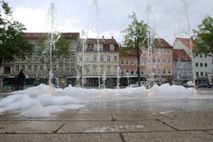 Überall Schaum an den Fontänen am Friedenspark. Foto: Daniel Förster