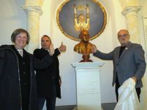 Marion Kutter, Thomas Alscher und Oberbürgermeister Roland Dantz bei Enthüllen der Lessing-Büste (v.l.n.r.).