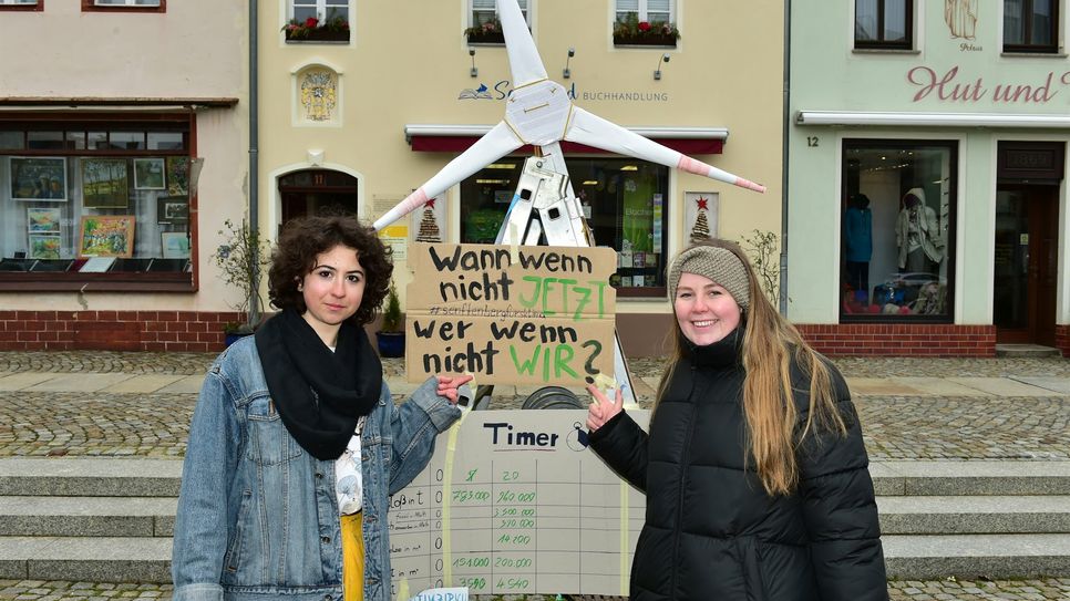 Ladina Soubeyrand (l.), Sprecherin der Fridays for Future-Ortsgruppe Senftenberg, wurde von Ricarda Budke (r.), Bündnis 90/Die Grünen, beim Klimastreik unterstützt.