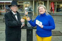 Kästner-Preisträgerin Natalija Bock und Erich Kästner alias Roland Fröhlich stoßen auf die Auszeichnung an.