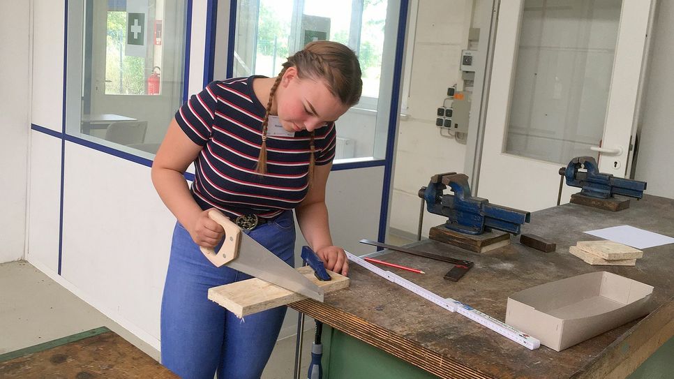 In den Ferien ganz praktisch arbeiten können Jugendliche beim Handwerkercamp in Riesa. Fotos: KHS