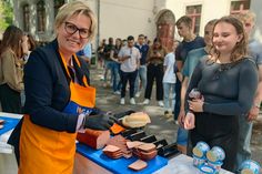 Ministerin Barbara Klepsch verteilt Leberkäs-Brötchen an der Gastro-Gewerbeschule. Ein Gag ist das nicht.