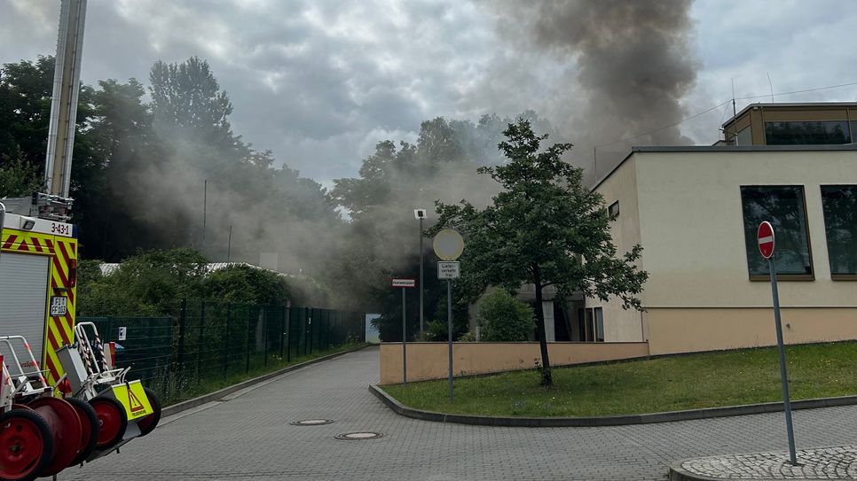 Durch den Brand wurden Dach, Fassade, Lüftungsanlage und Lüftungskanäle beschädigt.