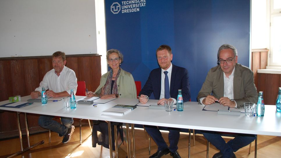 Ministerpräsident Michael Kretschmer (2.v.r.), TUD-Rektorin Prof. Ursula Staudinger (2.v.l.), TUD-Kanzler Jan Gerken (r.) und Silvio Ziesemer, Bürgermeister von Tharandt (l.), bei der Unterzeichnung der Überlassungsurkunde.