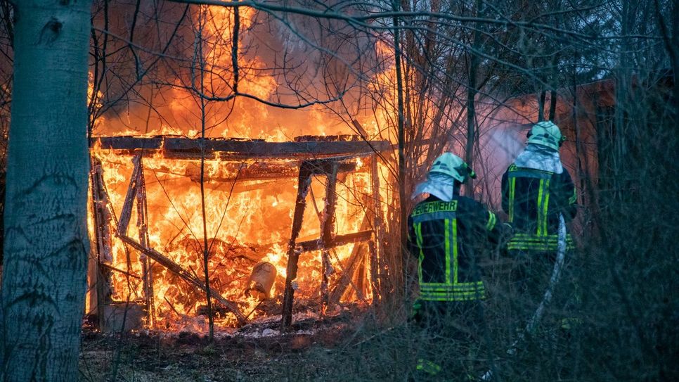 Handelt es sich bei den zahlreichen Bränden um Brandstiftung? Die Polizei ermittelt in alle Richtungen.