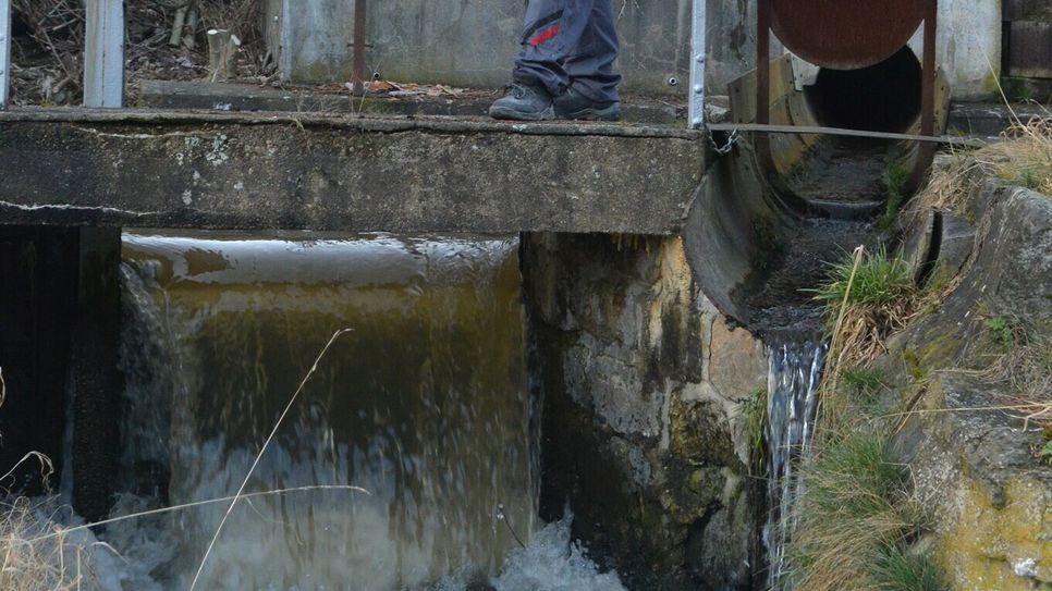 Der Müllermeister öffnet das Wehr. Der Wasserstand wird am Wehr reguliert.