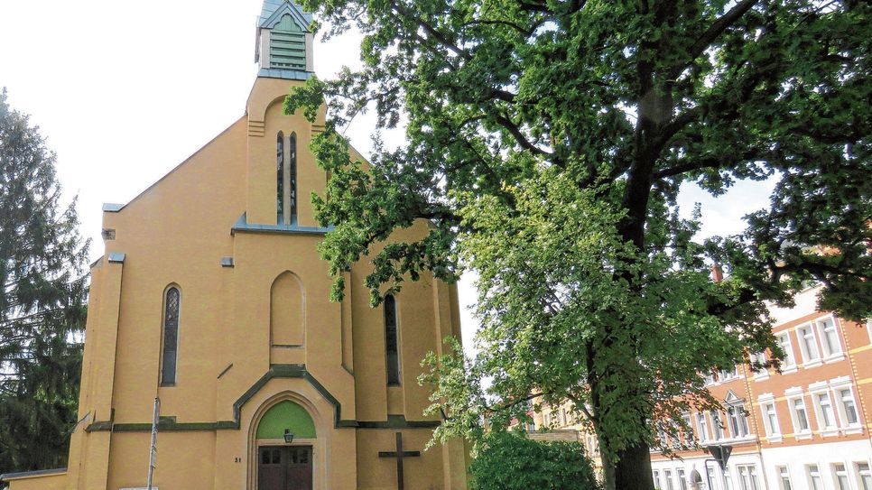 Die katholische Kirche in Radeberg feiert ihr 140. Jubiläum. Foto: Matthias Stark