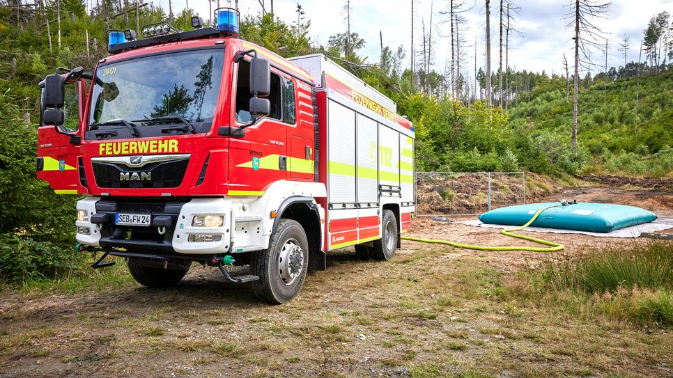 Die Feuerwehr Sebnitz hat die Befüllung der mobilen Löschwasserzisterne unterstützt.