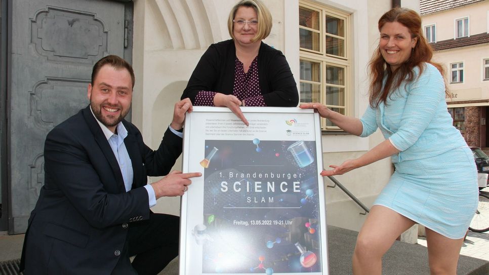 Christian Rapp (li.), Silke Söldner (Mitte) und Dominique C. Franke-Sakuth (re.) von der Präsenzstelle der Trägerhochschulen BTU und TH Wildau in Finsterwalde freuen sich auf den 1. Brandenburger Science Slam am 13. Mai.