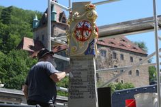 Bildhauer Ralf Börner aus Dresden Meußlitz mit letzten Arbeiten an der Postmeilensäule. Foto: D. Förster