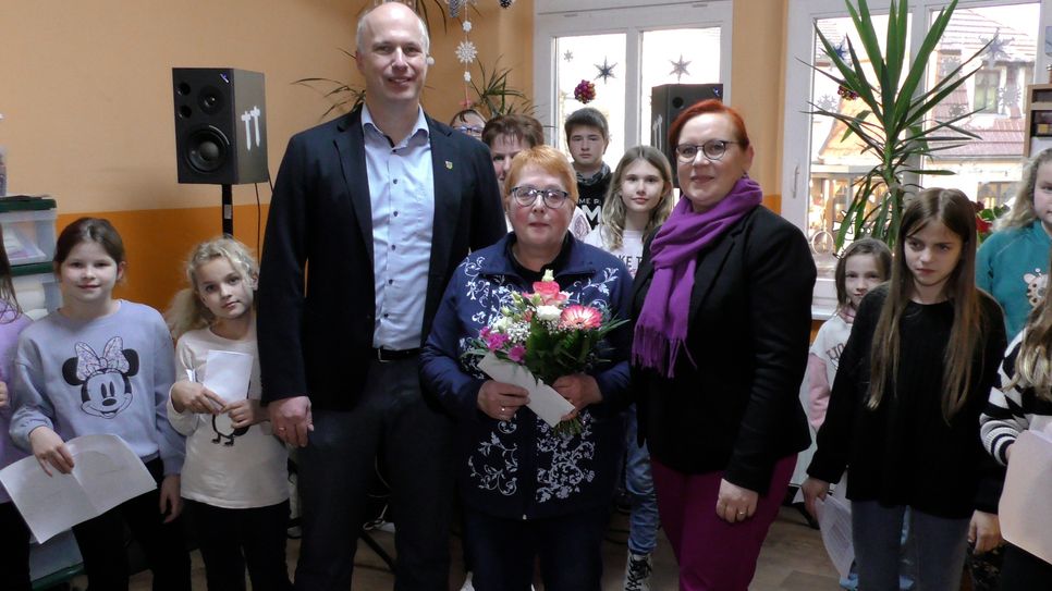 Bürgermeister Mirko Buhr bedankte sich bei Beate Gruhn für ihre langjährige Arbeit.