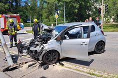 Das Fahrzeug wurde beim Aufprall gegen den Ampelmast schwer beschädigt.